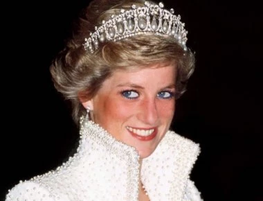 H Νταϊάνα καταρρέει όταν μαθαίνει ότι ο Κάρολος τα έχει με την Καμίλα (βιντεο)